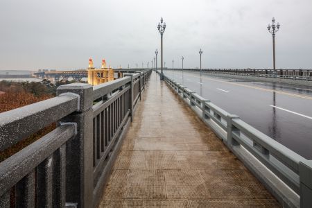 建筑,城镇,道路,天空,桥,江河,植物,树木