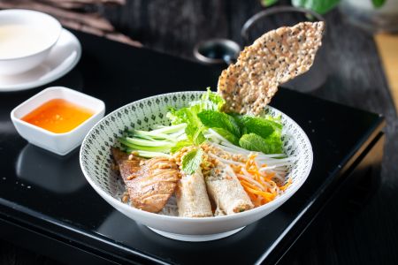 美食,肉类,中餐,青菜,物品,生活用品,厨卫用品,蔬菜,酱料,酱料碟,碗,肉排