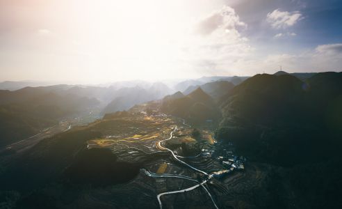 自然风光,天空,山川,森林,航拍,俯瞰,植物,青草,树木,清晨,建筑,白云,道路