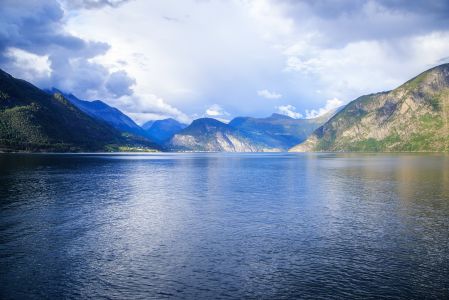 山峦,自然风光,山川,天空,白云,江河,植物
