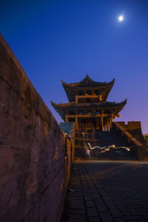 建筑,景点,历史古迹,城镇,月亮,夜晚,仰拍,特写,天空,自然风光