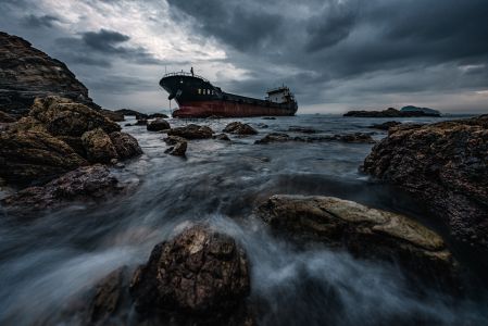 自然风光,岩石,船,乌云,交通工具,海洋,天空