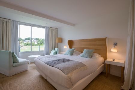 商品,家具,床,城镇,室内家居,建筑,酒店,酒店房间,居家室内,卧室