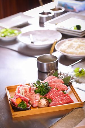 生牛肉,美食,肉类,厨卫用品,烧烤,生活用品,物品,碟子,香菇,盘子