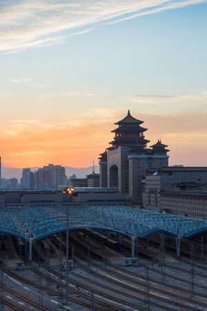 中国,北京,航拍,俯瞰,西客站,铁轨轨道,建筑,城镇,都市,天空,白云,交通工具,寺塔