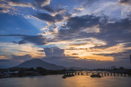 天空,白云,霞光,自然风光,江河,湖泊,山川,全景,城镇,建筑