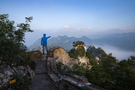 中国,北京,俯瞰,建筑,历史古迹,自然风光,天空,森林,白云,山川,特写,植物,树木,雾,全身像,环境人像,箭扣长城