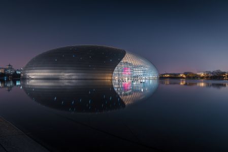 建筑,夜晚,景点,北京国家大剧院,现代建筑,剧院/博物馆/礼堂,湖泊,全景,城镇,北京,交通工具,汽车