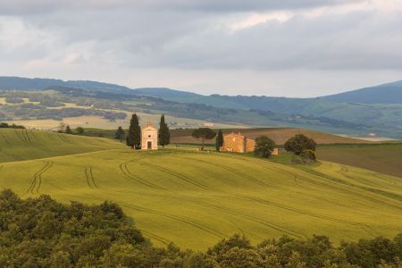 自然风光,高原,草原,山川,天空,白云,全景,树木,山峦,建筑,现代建筑