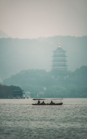 建筑,湖泊,历史古迹,自然风光,天空,森林,山川,植物,树木,雾,交通工具,船