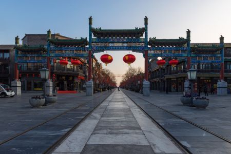 建筑,中国,北京,正阳门,红色灯笼,传统建筑,历史古迹,城镇,道路,天空,春节,植物,树木,交通工具