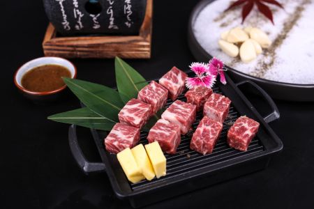 美食,肉类,烤肉,日料韩料,肉粒,物品,牛肉,酱料,盘子,蒜