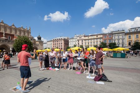 街道,抓拍人像,现代建筑,城市街道,人像,生活工作,建筑,全景,旅游,国外,步行街,城镇,白云,天空,波兰,克拉科夫