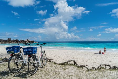 自然风光,海洋,天空,白云,交通工具,自行车