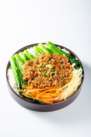 盖饭,美食,主食,蔬菜,中餐,青菜,肉沫,物品,肉类,生活用品,厨卫用品,米饭,胡萝卜丝,土豆丝