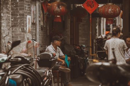 老人,巷道,摩托车,馒头山,杭州,民居,生活工作,人像,半身像,抓拍人像,灯笼,交谈,交通工具