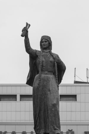 雕像,雕塑,俄罗斯,城镇,自然风光,天空,建筑,国外,商品,工艺品,跪射俑,关公像