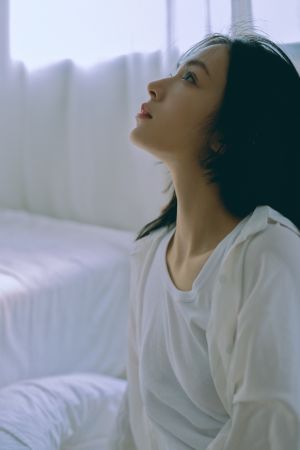 美女,魅力照,白色房间,美女写真,人像,特写,半身像,摆拍人像,简约