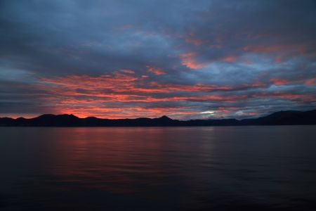 山峦,自然风光,山川,天空,白云,江河,植物