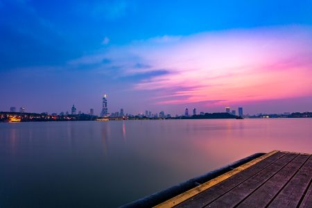 城镇,夜晚,天空,湖泊,江河,都市,建筑,全景,桥,植物,树木