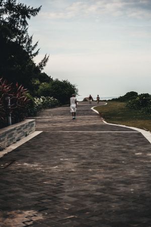 天空,自然风光,道路,植物,老人,全身像,环境人像,树木,青草,白云