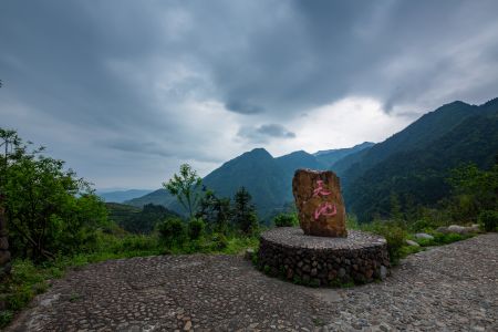 自然风光,俯瞰,山川,天空,乌云,植物,树木,岩石,建筑,森林,道路,青草