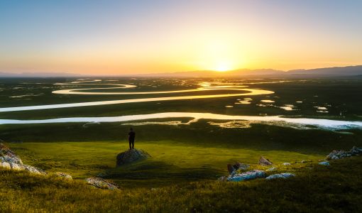 江河,草原,日出,自然风光,天空,全身像,环境人像