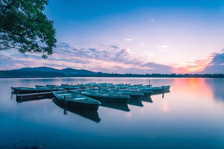 自然风光,晚霞,湖泊,天空,江河,交通工具,船,白云,植物,树木,山川