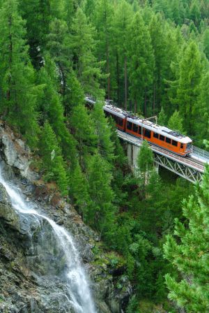 国外,森林,火车,空中轨道列车,岩石,瑞士,自然风光,瀑布,航拍,植物,树木,岩石