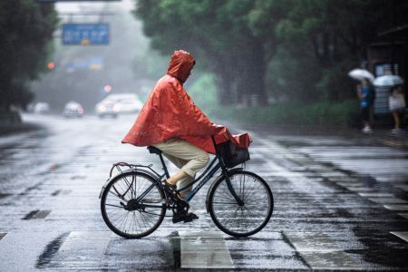 交通工具,自行车,雨,城市道路,生活工作,道路,特写