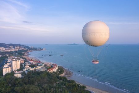 城镇,热气球,天空,建筑,自然风光,海洋,都市,全景,树木,交通工具