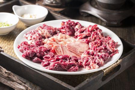 肉类,生肉,美食,厨卫用品,物品,生活用品,肉丝,午餐肉,盘子,酱料碟