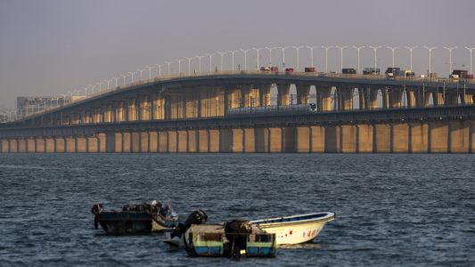 江河,桥,全景,船,交通工具,建筑,天空,汽车,城镇