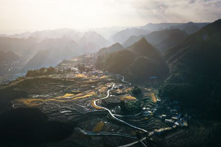 自然风光,森林,天空,山川,航拍,俯瞰,植物,树木,建筑,道路,村镇,乌云