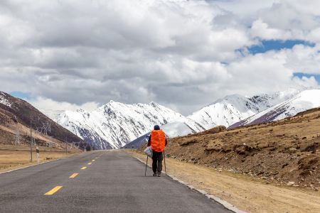 自然风光,山川,道路,天空,雪山,环境人像,全身像,建筑,乌云,白云,植物,树木