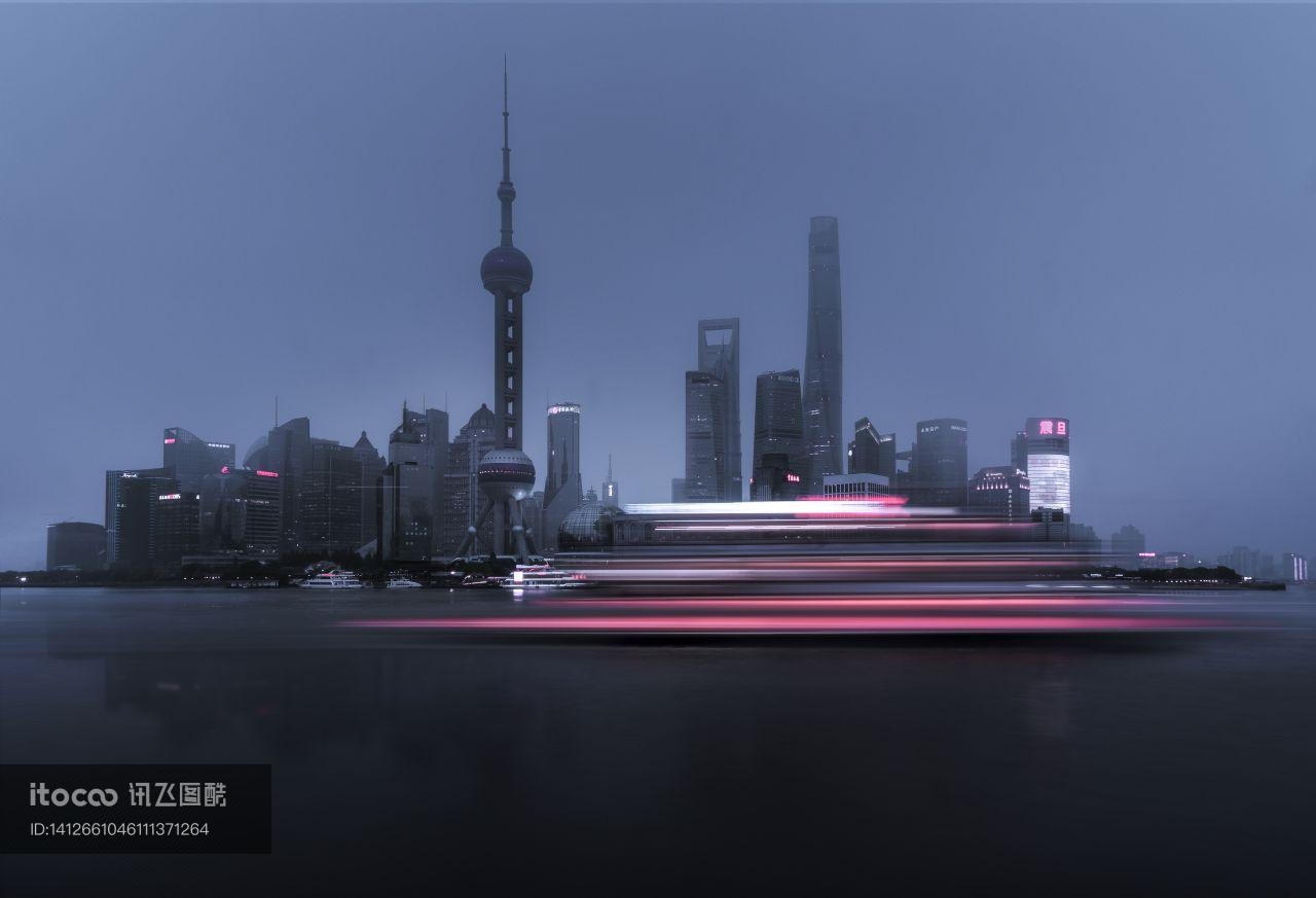 上海东方明珠塔,湖面,高楼大厦