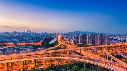 城镇,航拍,俯瞰,都市,夜晚,天空,建筑,高架桥,道路,植物,树木,湖泊