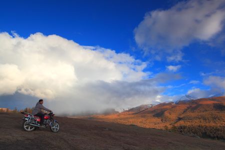 自然风光,白云,天空,交通工具,摩托车,山川