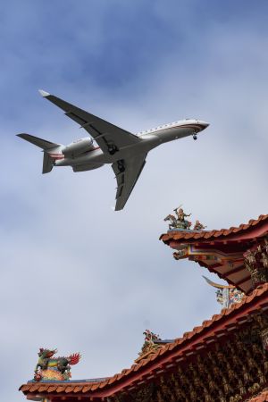 飞机,天空,仰拍,交通工具,传统建筑,建筑