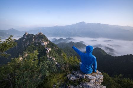 中国,北京,箭扣长城,历史古迹,自然风光,森林,山川,天空,特写,植物,树木,半身像,环境人像,建筑,雾