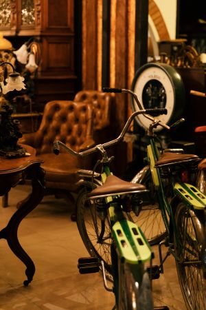 物品,复古,自行车,交通工具,老上海,民国风,折叠自行车,室内家居,人物,人物特写