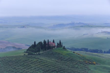 自然风光,山川,高原,山峦,森林,天空,全景,树木,草原,城镇,雾,建筑,气候气象,云雾