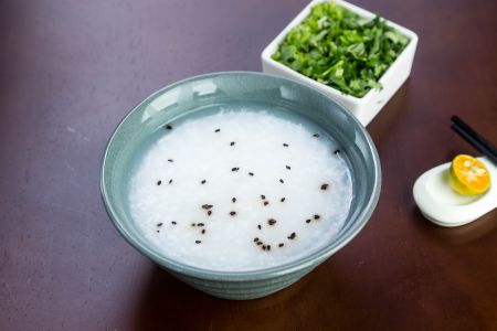 中餐,白米粥,美食,物品,生活用品,厨卫用品,饮品,蔬菜,碗,香菜,芝麻,金桔,调料碟