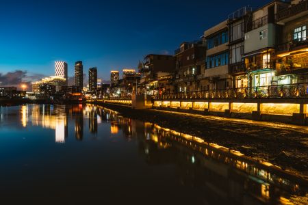 建筑,建筑夜景,夜景照明,城镇,湖泊,都市,夜晚,自然风光,天空