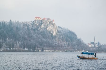 国外,斯洛文尼亚,自然风光,物品,湖泊,山川,森林,雪,冬天,全景,植物,树木,交通工具,船