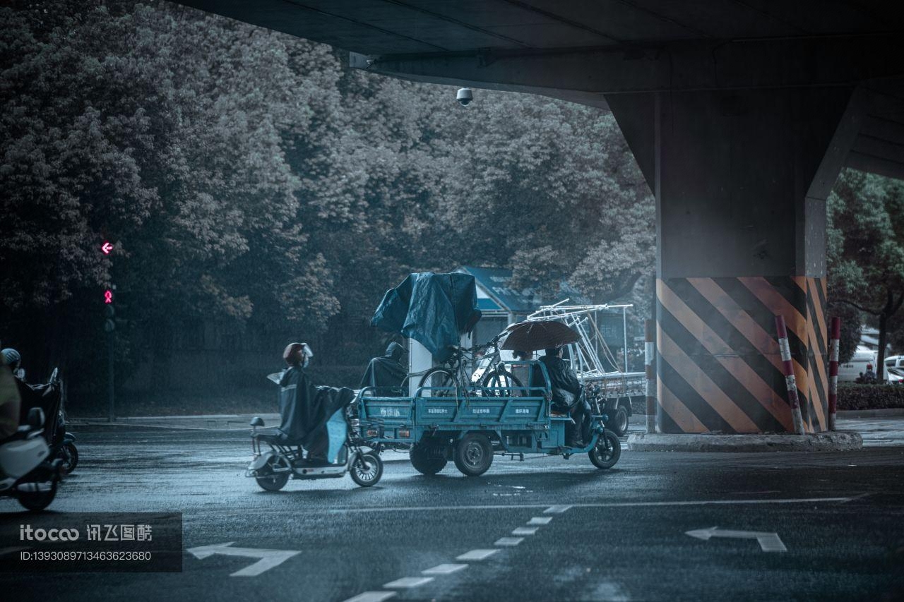 城市道路,雨,三轮车