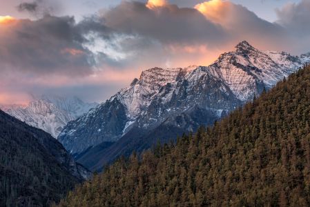 山峦,自然风光,山川,天空,乌云,森林,树木,植物