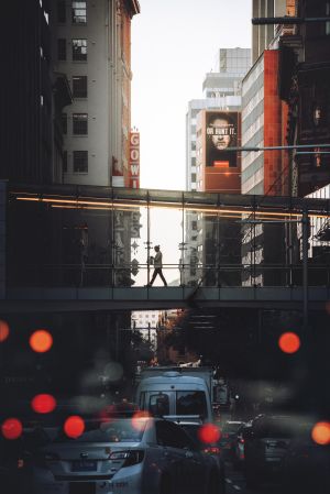 城镇,建筑,仰拍,交通工具,汽车,天空,桥,道路,全身像,环境人像,生活休闲