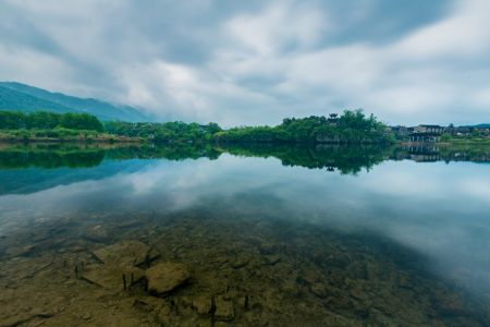 自然风光,湖泊,江河,天空,森林,植物,树木,白云,山川,岩石,建筑
