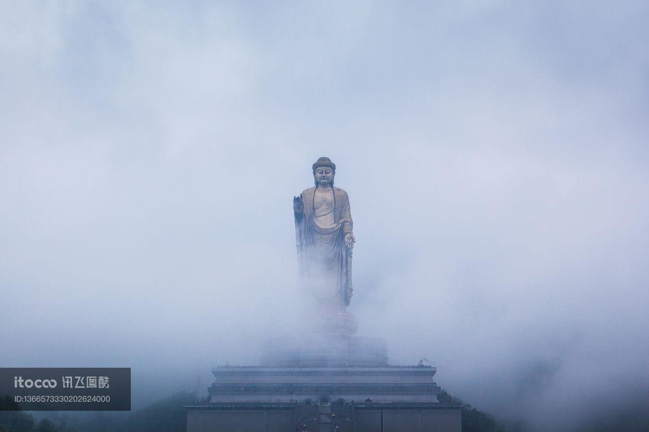 平顶山,云雾缭绕,佛像